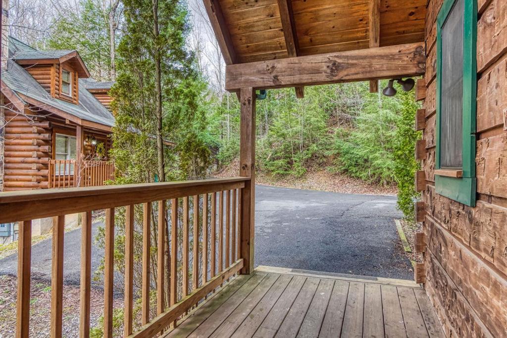 Mountain Eden, Hot Tub, Resort Pool, Wifi, 1089 Free Tickets Each Paid Day, Dollywood And More Gatlinburg Exterior photo
