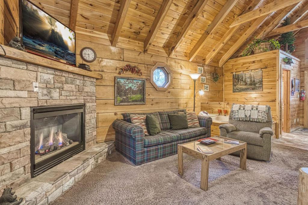 Mountain Eden, Hot Tub, Resort Pool, Wifi, 1089 Free Tickets Each Paid Day, Dollywood And More Gatlinburg Exterior photo