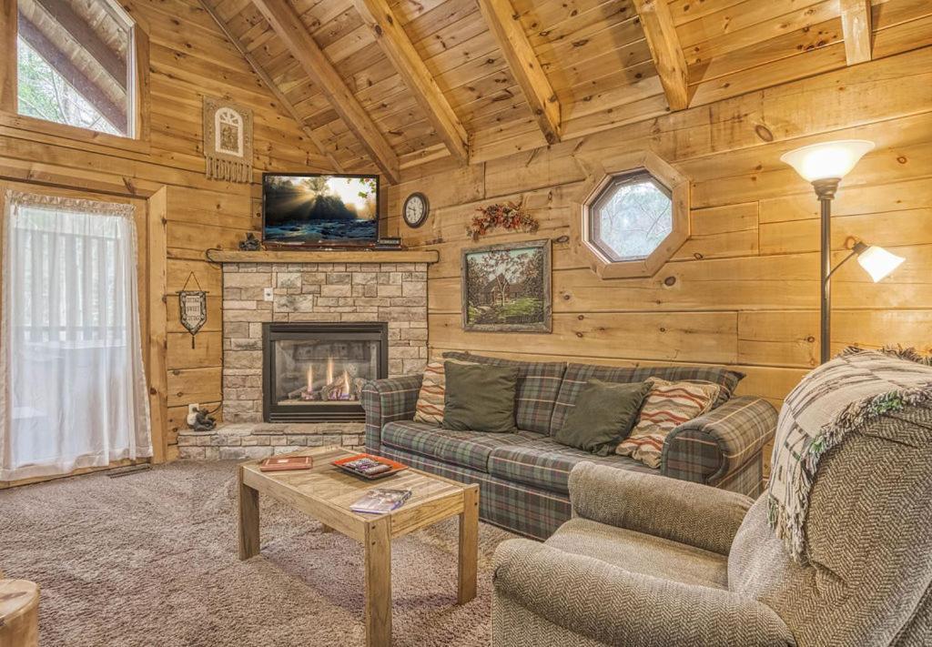Mountain Eden, Hot Tub, Resort Pool, Wifi, 1089 Free Tickets Each Paid Day, Dollywood And More Gatlinburg Exterior photo