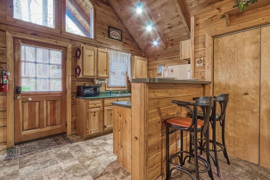 Mountain Eden, Hot Tub, Resort Pool, Wifi, 1089 Free Tickets Each Paid Day, Dollywood And More Gatlinburg Exterior photo