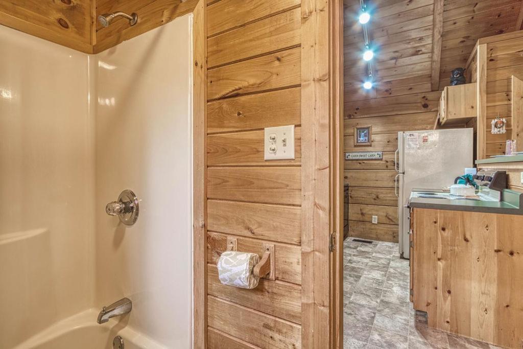 Mountain Eden, Hot Tub, Resort Pool, Wifi, 1089 Free Tickets Each Paid Day, Dollywood And More Gatlinburg Exterior photo