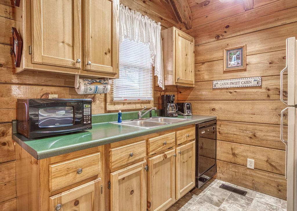 Mountain Eden, Hot Tub, Resort Pool, Wifi, 1089 Free Tickets Each Paid Day, Dollywood And More Gatlinburg Exterior photo